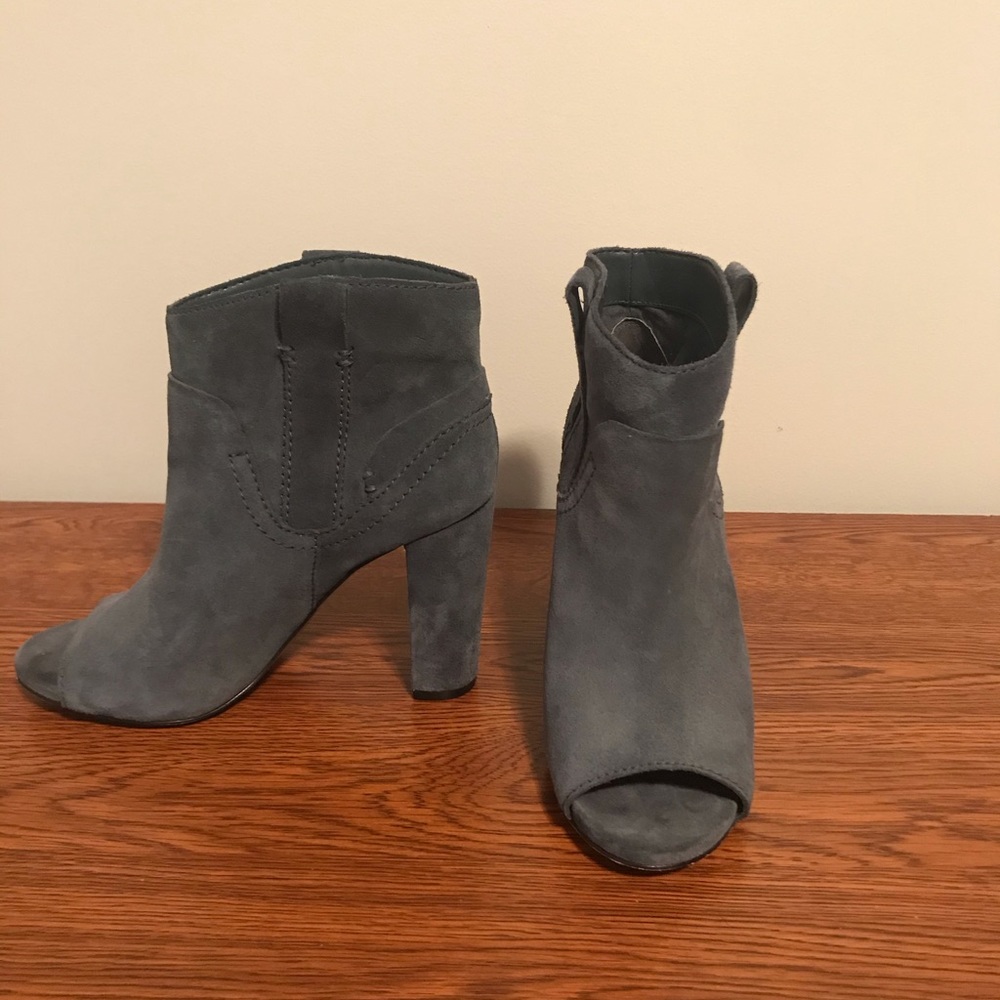 EUC - Vinca Camuto Peep Toe Booties - Navy Suede